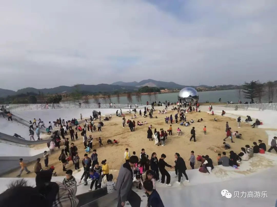 普宁市星河明珠湾公园婉如童话世界，儿童的欢笑声